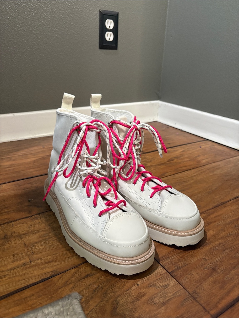 NWOT Converse White Platform Lace-Up Boots with Pink Laces